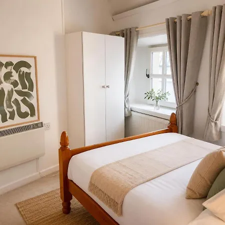 Amazing Townhouse In Centre Pubs, Shops & Dining בית נופש גלוואיי