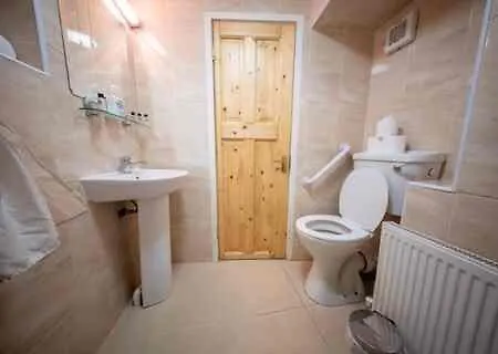 Amazing Townhouse In Centre Pubs, Shops & Dining * גלוואיי