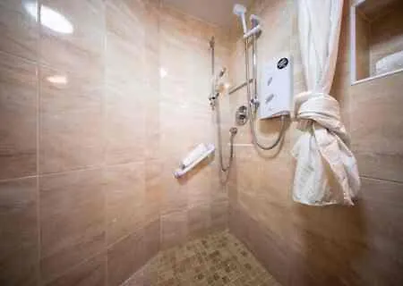 Amazing Townhouse In Centre Pubs, Shops & Dining בית נופש גלוואיי
