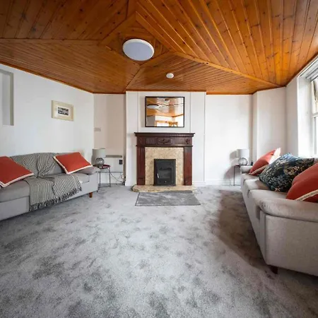 בית נופש Amazing Townhouse In Centre Pubs, Shops & Dining